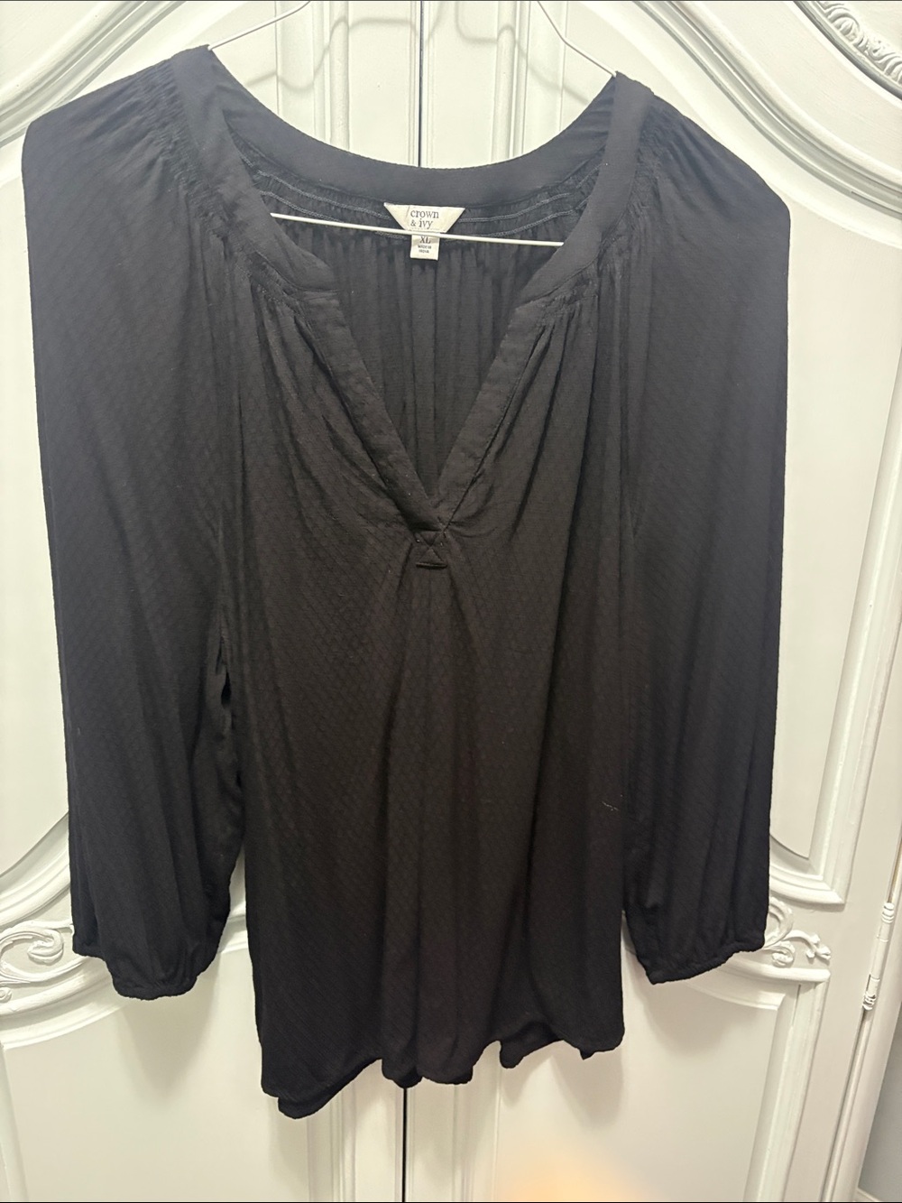 crown & ivy Black V-Neck Textured Peasant Top xl